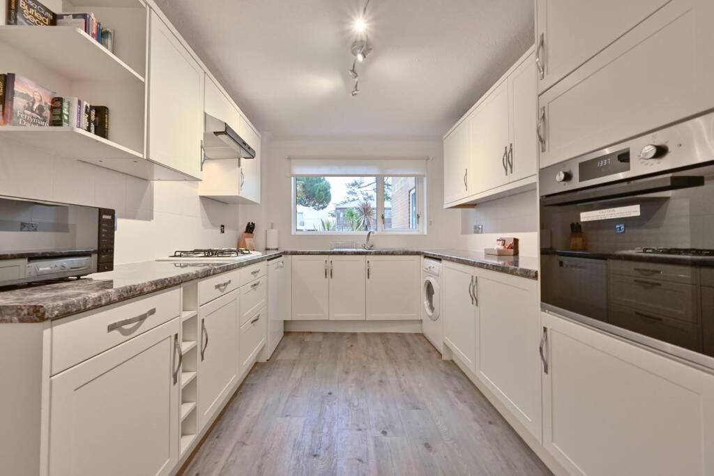 Spacious Sandbanks Apartment Near Beach And Bars With Free Parking Poole Luaran gambar